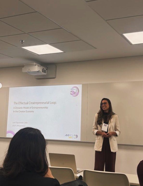 Laís apresentando sua pesquisa no mestrado